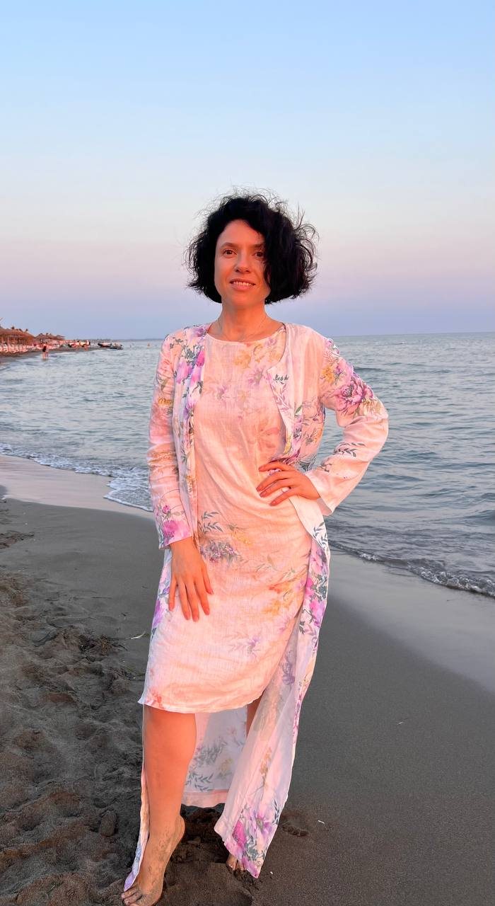 Светлана Ночвинова на берегу моря в сумерках